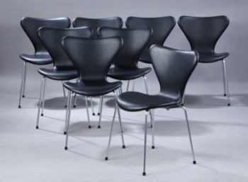 Arne Jacobsen. Et sæt på otte stole Syveren, model 3107, sort læder,  (8)