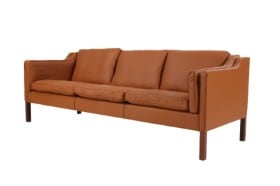 Børge Mogensen. Tre-personers sofa, model 2213. Bøffellæder / valnød. Komplet nyrenorveret