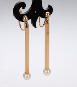 Bent Knudsen, Kolding. A pair of ear screws in 14 kt. gold with pearls (2)