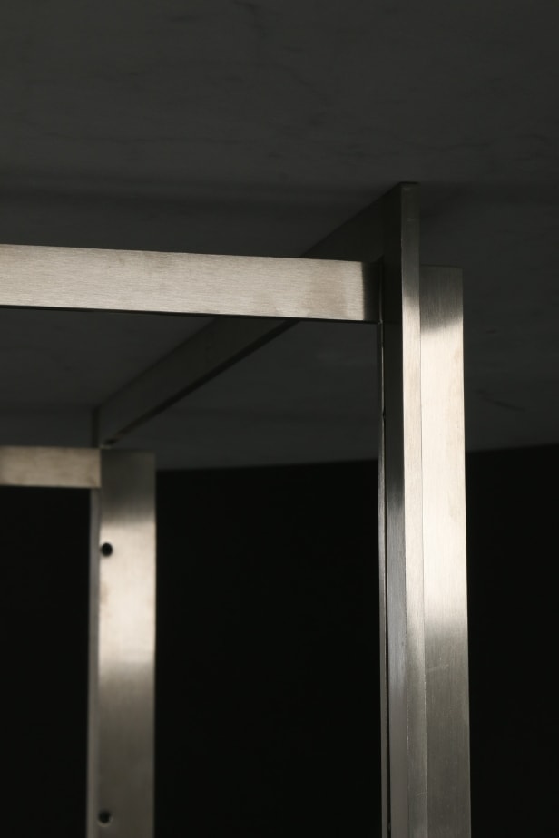 Poul Kjærholm. Spisebord, model PK 54, hvid valset marmor, årg. 2015