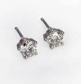 A pair of solitaire earrings in 18 kt. white gold, 0.76 ct. (2)