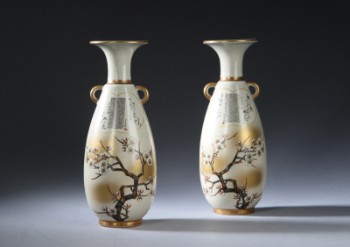 Tamura Kinsei. Et par Kutanivaser af porcelæn med blomstrende kirsebærgrene og japansk skrift