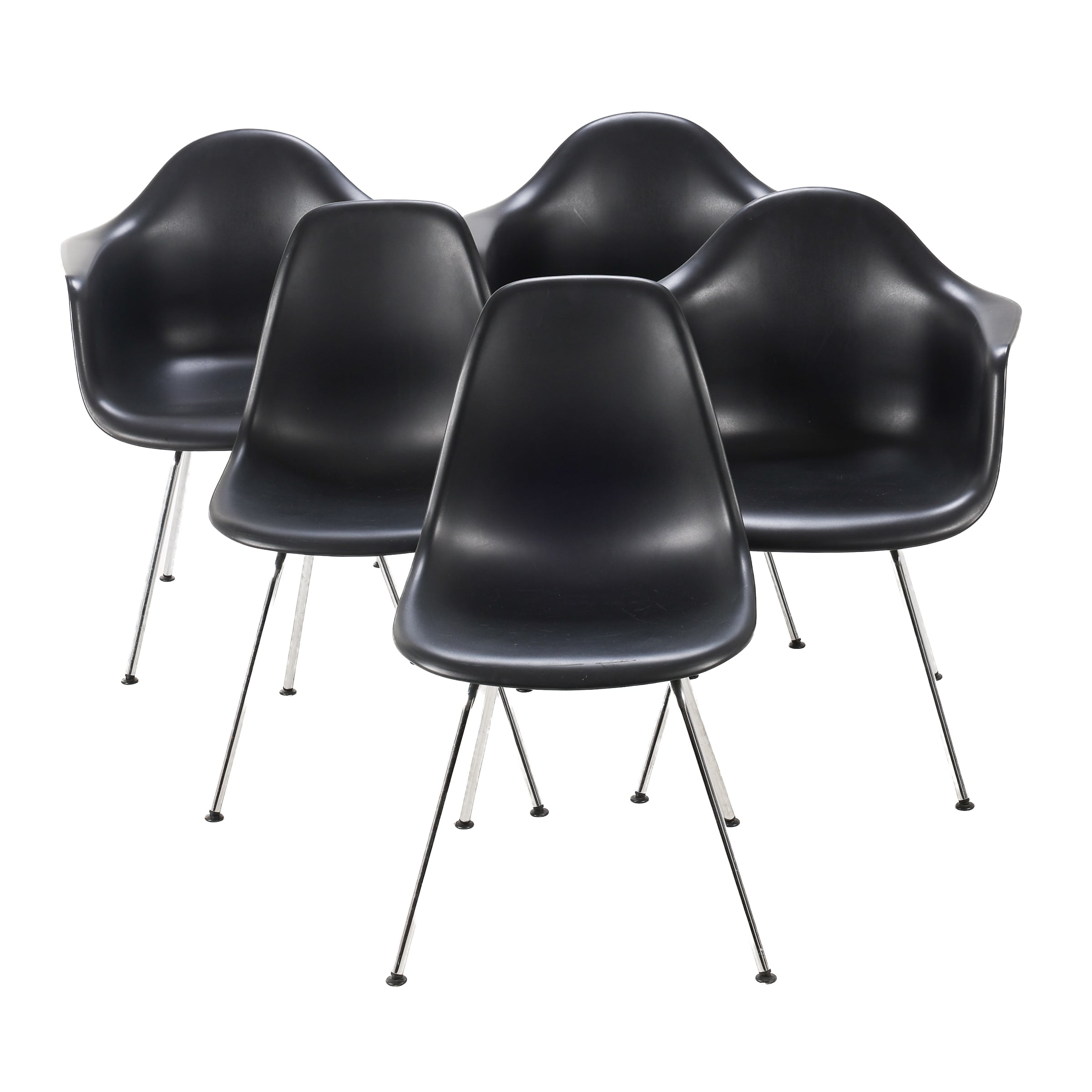 Charles & Ray Eames: Five black chairs from Vitra. (5)