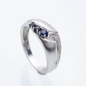 Bro. Jensen. Ring with sapphires and diamonds, 14 kt. white gold. Ringstr.