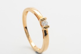 Solitairering af 14 kt. guld af 14 kt. guld med brillant på ca. 0.10 ct, str. 56