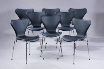 Arne Jacobsen. Et sæt på otte stole Syveren, model 3107, sort anilinlæder, siddehøjde 44,5 cm. (8)