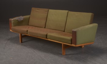 Hans J. Wegner. Three-seater sofa, model GE236/3