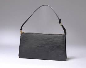 Louis Vuitton. 'Pochette' hånd-/ skuldertaske af Black Epi/ sort Epi læder