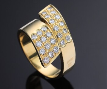 Melano. Cross-over brillant-cocktailring af 18 kt. guld, i alt ca. 0.91 ct