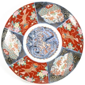 Large Asian 'Imari' porcelain dish, 1900s. Ø 46 cm.
