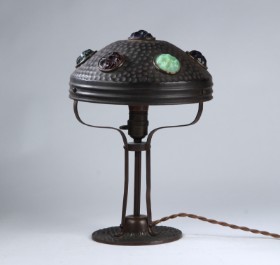 Arts & Crafts lampe med indfattede glassten, 1900-tallets første del