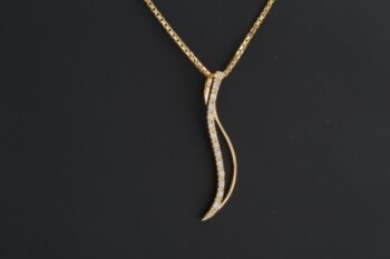 Vedhæng med cubic zirkonia, af 8 kt. guld, dertil en kæde af forgyldt sterling sølv