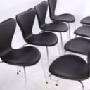 Arne Jacobsen. Et sæt på otte stole 'Syveren', model 3107, sort læder, Ny siddehøjde 46,5 cm. (8)