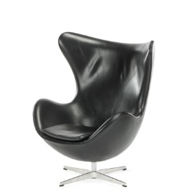 Arne Jacobsen. 'The egg'. Armchair / recliner, upholstered in black leather, model 3316