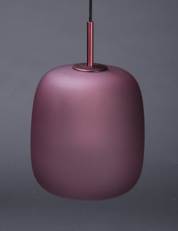 Fumie Shibata for Fritz Hansen. Maluma pendel med skærm af mørk rosa mundblæst glas. H. 35 cm.  Ø 23,5 cm.