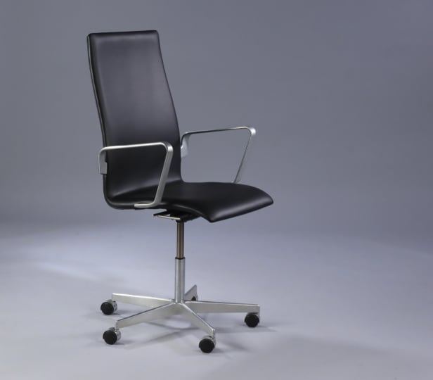Arne Jacobsen. Oxford office chair, model 3291 Black leather.