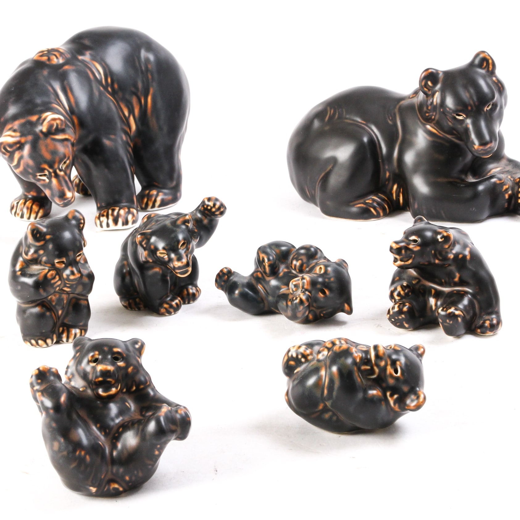 Knud Kyhn for Royal Copenhagen. Porcelain bear family | Lauritz.com