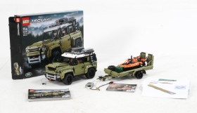 LEGO Technic. Land Rover Defender, nr. 42110 med trailer og LEGO Technic 42120 Rescue hovercraft (2)