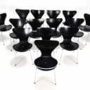 Arne Jacobsen (1902-1971) 'Syveren' Fjorten sorte stole model 3107. (14)
