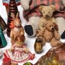 Samling ældre legetøj, bamser, dukker, små figurer mm.