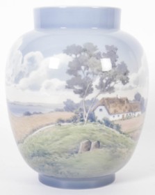 Amalie Schou for Bing & Grøndahl: Vase af porcelæn