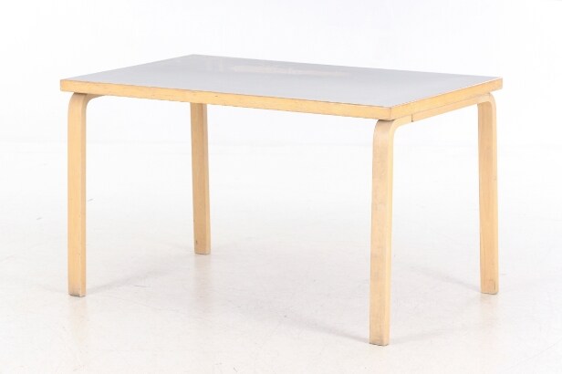 Alvar Aalto. Arbejdsbord / spisebord af birketræ og hvid laminat