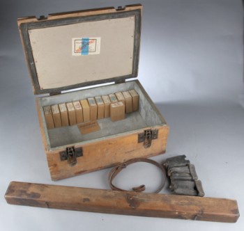Tyskland 2. verdenskrig. Ammonutionskasse med patronæsker samt kasse til indstikspibe mm.