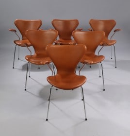 Arne Jacobsen. Et sæt på seks armstole 'Syveren', model 3207, Cognacfarvet 'Vacona' anilinlæder. (6)