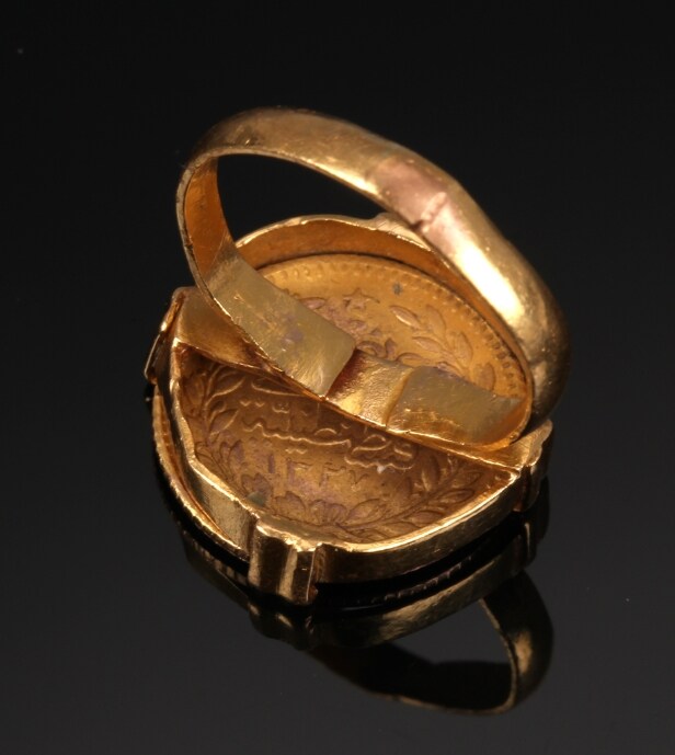 Vintage guldring af 18 kt. guld prydet med tyrkisk mønt