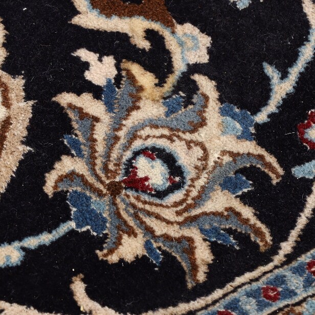 Persian Nain with medallion, 374 x 232 cm.