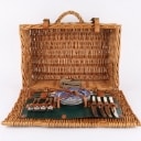 Mulberry: Picnic basket containing tableware for 4 people.