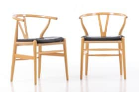 Hans J. Wegner for Carl Hansen & Søn. Et par armstole af bøg, model CH-24 - 'Y-stolen' (2)