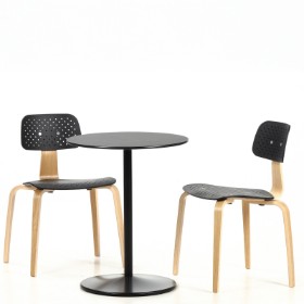 Kevin. Cafe set consisting of two chairs and a round Montana table. (3)