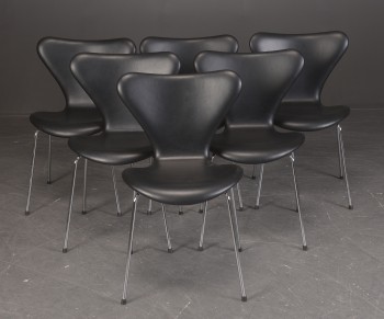 Arne Jacobsen. Seks Syveren stole med sort læder, model 3107, nybetrukkede (6)