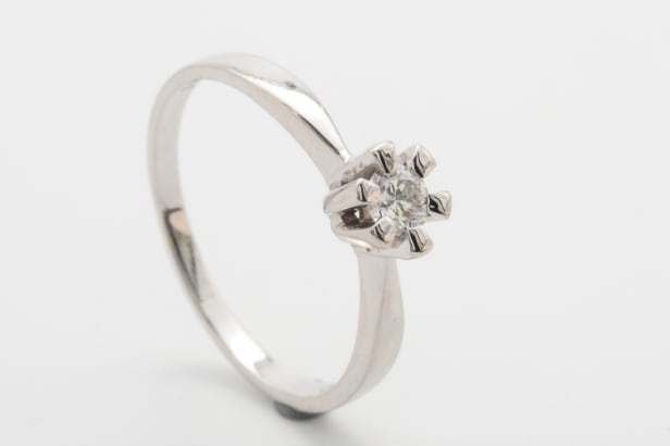 Solitaire ring with brilliant-cut approx. 0.15 ct. 14 kt. white gold, size 52