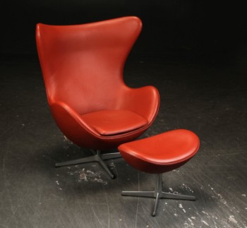 Arne Jacobsen. Ægget. Lænestol samt skammel, original læder (2)