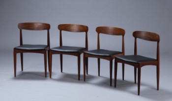 Johannes Andersen for Uldum Møbelfabrik. Et sæt på fire stole í teak og anilin læder, 1960erne. (4)