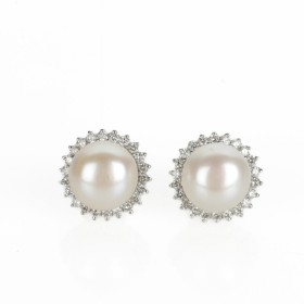 A pair of brilliant freshwater pearl stud earrings in sterling silver (2)