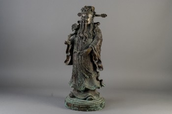Stor figur i form af kinesisk vismand af patineret bronze