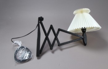 Erik Hansen for Le Klint. Sakselampe / væglampe, model 224BO, sort eg