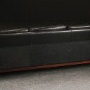 Tre-personers sofa af sort læder.