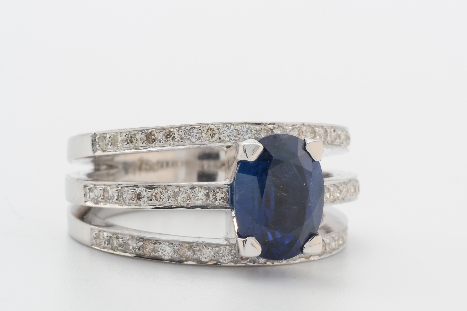 kanal I de fleste tilfælde skovl Ring with sapphire and diamonds | Lauritz.com