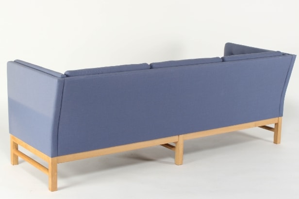 Erik Ole Jørgensen. Fritstående tre-pers. sofa model EJ-315