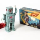 Ha Ha Toy. Robot Piston Action. Batteridrevet Robot samt Lantern Robot og 4 stk. Japanske Robot Låg / topemballage og 3 Danske Filmprogrammer (9)