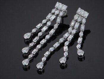 Et par brillant- og diamant-cocktailørehængere af 18 kt. hvidguld, i alt ca. 3.50 ct. (2)
