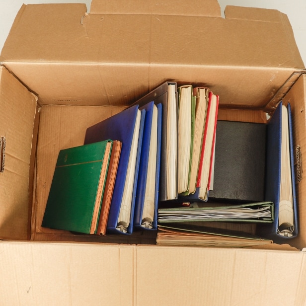 REALISATION. Blandet, originalt parti i flyttekasse med diverse mindre samlinger