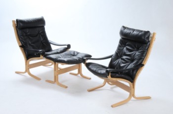 Ingmar Relling. Par Siesta lænestole med tilhørende skammel, læder (3)