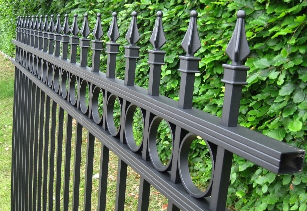 Hegn med spir og stolper - Aluminium - Højde 160 cm. Bredde ca. 9,8 mtr 