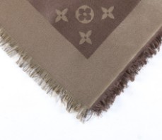Louis Vuitton. Monogram tørklæde/ sjal, blanding - Lauritz.com