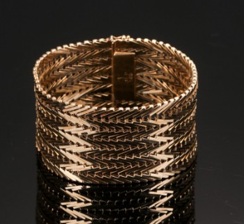 Ove Fogh Pedersen. Bredt armbånd i Genèvemønster af 14 kt. guld, ca. 48,9 g.